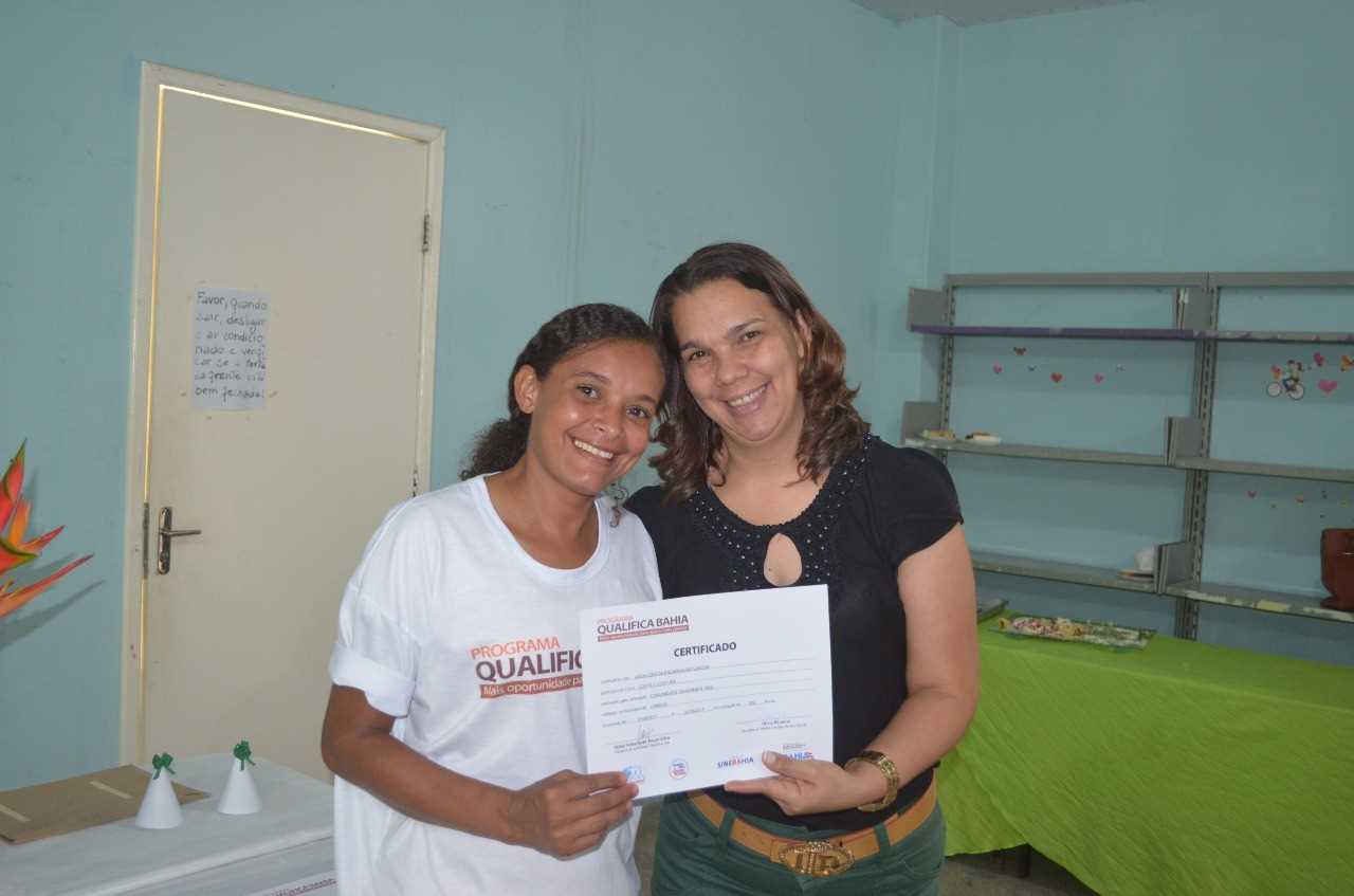 Prefeitura de Camacã entrega Certificado a Concluintes do Curso de Corte de Costura